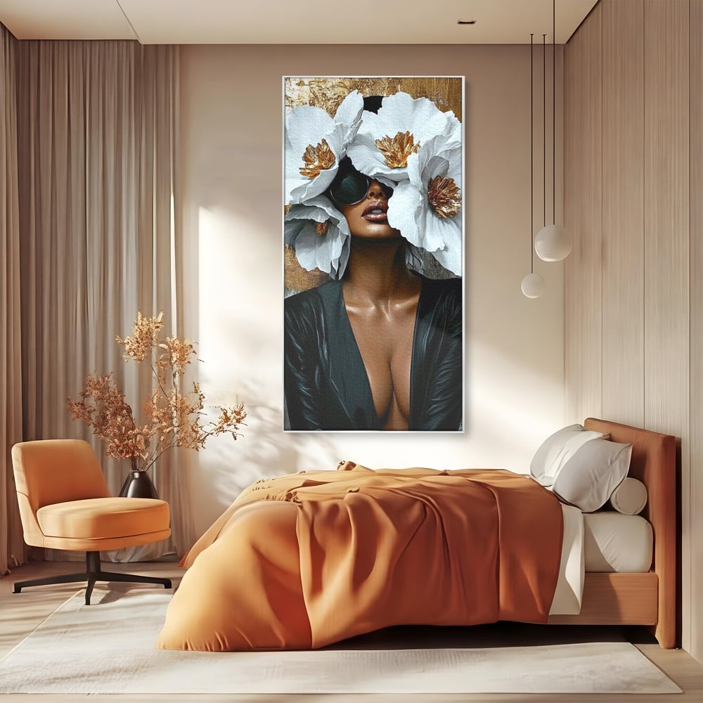Tablou canvas cu tablou canvas cu silueta feminina, in rama de aluminiu argintiu, pe perete intr-un dormitor